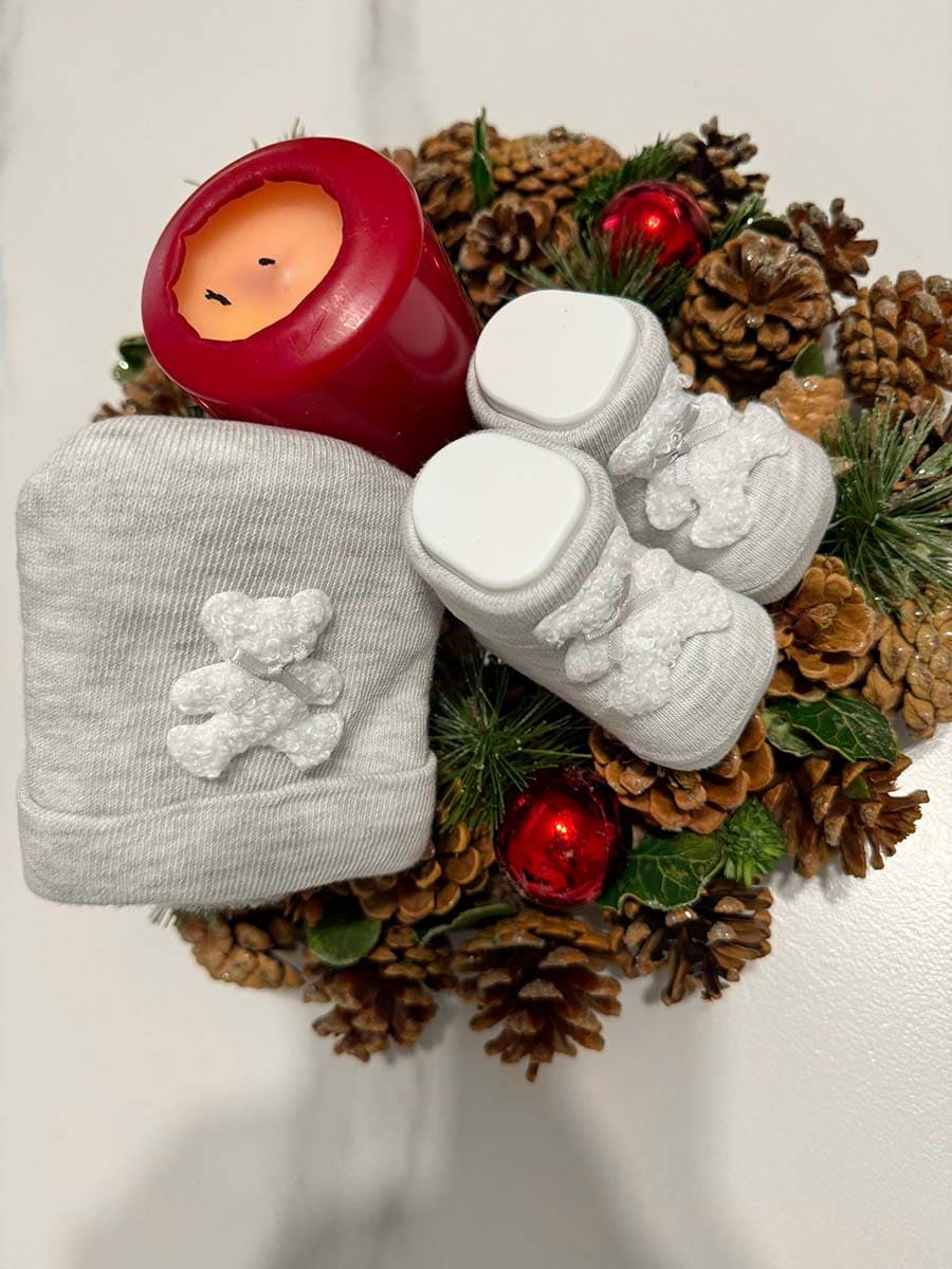 Set cappellino e calzini con orsacchiotto