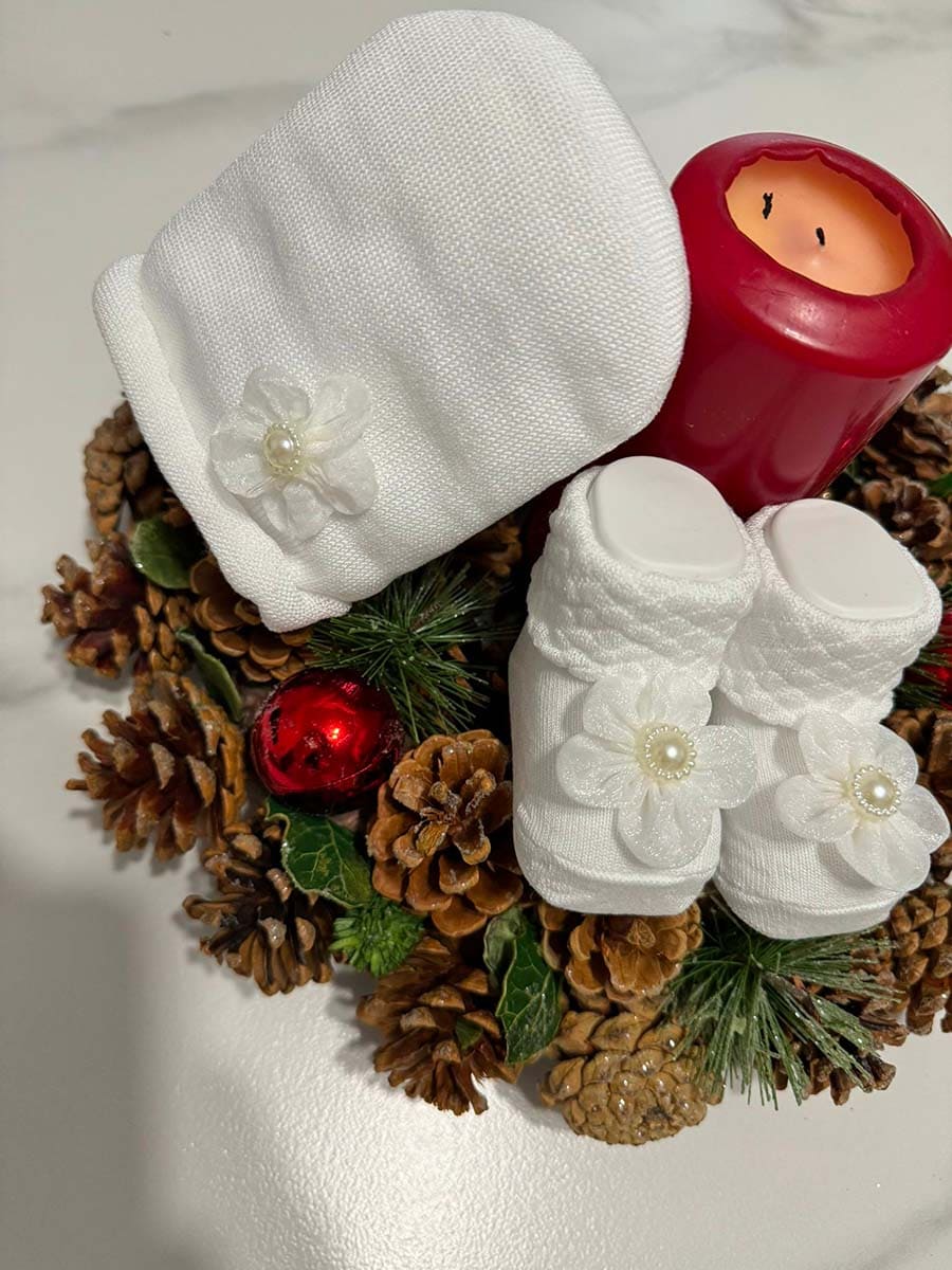 Set cappellino e calzini in cotone tema fiore realistico e perline